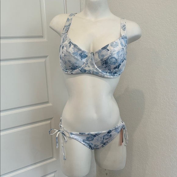 Victoria's Secret Blue Floral Bikini Top - Picture 1 of 12
